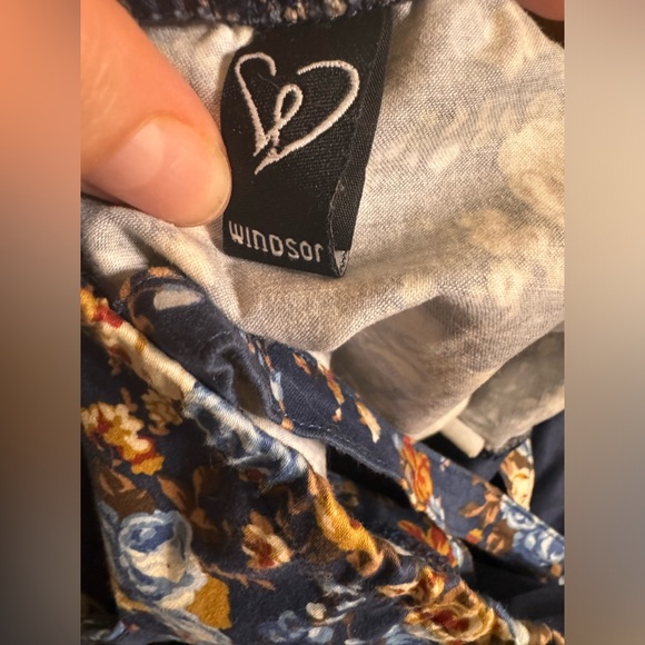 ✨5/$15 Windsor Blue Flower Crop Top with Front Zipper - Picture 4 of 4